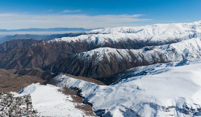 (260821) -- SANTIAGO, Aug. 21, 2026 (Xinhua) -- An aerial photo taken on Aug. 20, 2026 shows a view of the Andes Mountains in the Santiago Metropolitan Region, Chile. (Xinhua/Zhou Jiayi)