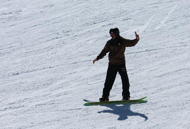 (260821) -- SANTIAGO, Aug. 21, 2026 (Xinhua) -- A skier takes a selfie at El Colorado ski center in the Andes Mountains in the Santiago Metropolitan Region, Chile, Aug. 20, 2026. (Xinhua/Zhou Jiayi)