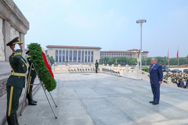 (260821) -- BEIJING, Aug. 21, 2026 (Xinhua) -- King of the Hashemite Kingdom of Jordan Abdullah II ibn Al Hussein lays a wreath at the Monument to the People's Heroes on Tian'anmen Square in Beijing, capital of China, Aug. 21, 2026. (Xinhua/Liu Bin)