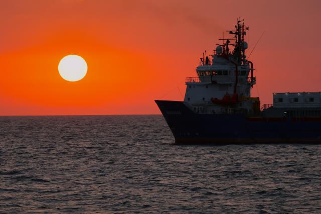 (260821) -- BAKU, Aug. 21, 2026 (Xinhua) -- This photo taken on Aug. 19, 2026 shows a sunset view seen from a geophysical survey vessel of Caspian Geophysical Company, a China-Azerbaijan joint venture, in the Caspian Sea near Baku, Azerbaijan. (Xinhua/Chen Junfeng)