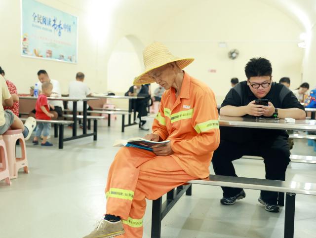(260821) -- WUHAN, Aug. 21, 2026 (Xinhua) -- People rest at a civil-defense facility repurposed as a public cooling space in Wuhan, central China's Hubei Province, July 14, 2026. (Photo by Zhao Jun/Xinhua)