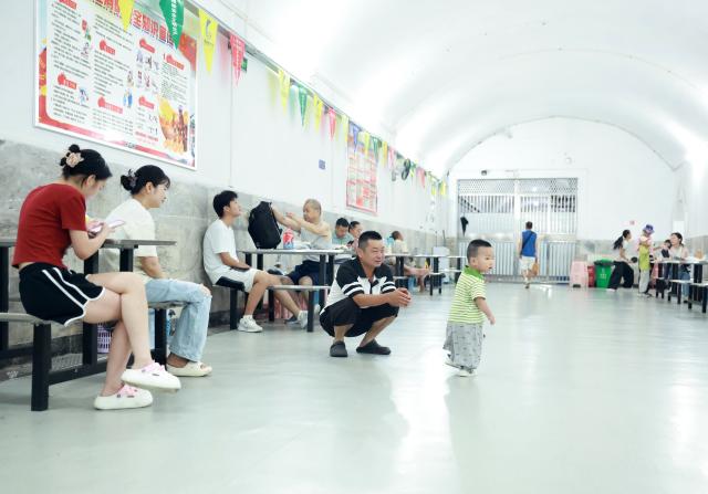 (260821) -- WUHAN, Aug. 21, 2026 (Xinhua) -- People rest at a civil-defense facility repurposed as a public cooling space in Wuhan, central China's Hubei Province, July 14, 2026. (Photo by Zhao Jun/Xinhua)