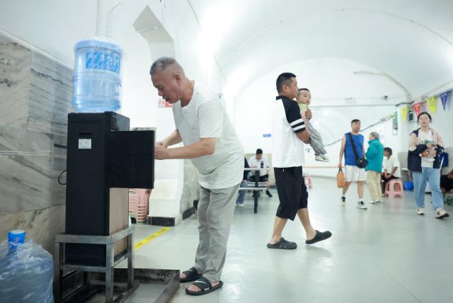 (260821) -- WUHAN, Aug. 21, 2026 (Xinhua) -- People rest at a civil-defense facility repurposed as a public cooling space in Wuhan, central China's Hubei Province, July 14, 2026. (Photo by Zhao Jun/Xinhua)