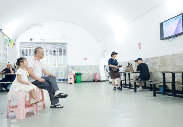(260821) -- WUHAN, Aug. 21, 2026 (Xinhua) -- People rest at a civil-defense facility repurposed as a public cooling space in Wuhan, central China's Hubei Province, July 14, 2026. (Photo by Zhao Jun/Xinhua)