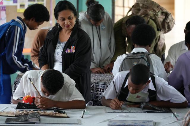 (260821) -- SUVA, Aug. 21, 2026 (Xinhua) -- Students of Rewa Secondary School learn Chinese calligraphy during a session of the 9th "LANTING Culture Salon" organized by the Chinese Culture Center in Suva, Fiji, Aug. 21, 2026. (Xinhua/Bai Yongquan)