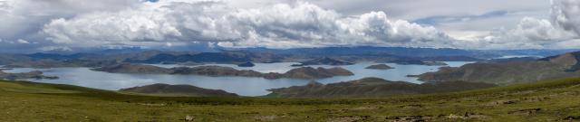 (260821) -- LHASA, Aug. 21, 2026 (Xinhua) -- This stitched panorama photo taken on Aug. 20, 2026 shows Lake Yamzhog Yumco, Shannan City, southwest China's Xizang Autonomous Region. (Xinhua/Jiang Fan)