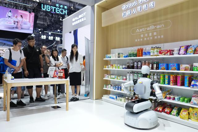 (260821) -- BEIJING, Aug. 21, 2026 (Xinhua) -- A robot takes goods ordered by customers at a simulated retail shop scenario during the 2026 World Robot Conference in Beijing, capital of China, Aug. 19, 2026. The conference, which runs from Wednesday through Sunday, has drawn more than 300 exhibitors from 26 countries, with over 3,000 products on display, including more than 300 debuts. (Xinhua/Ju Huanzong)