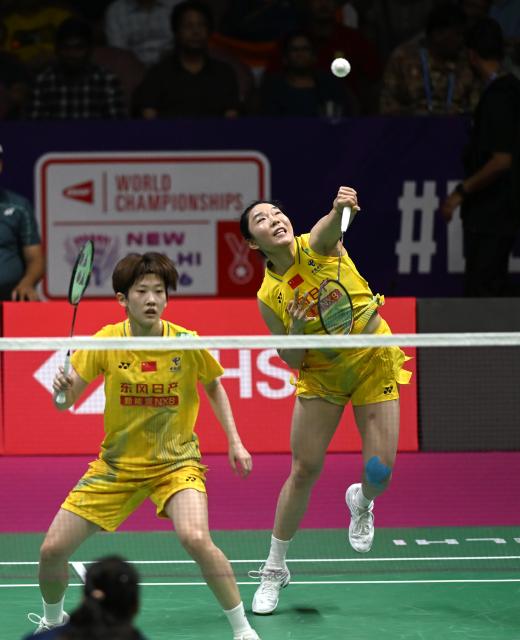 (260821) -- NEW DELHI, Aug. 21, 2026 (Xinhua) -- Jia Yifan (R)/Zhang Shuxian compete during the women's doubles quarterfinal match between Jia Yifan/Zhang Shuxian of China and Treesa Jolly/Gayatri Gopichand Pullela of India at BWF World Championships in New Delhi, India, Aug. 21, 2026. (Xinhua/Javed Dar)