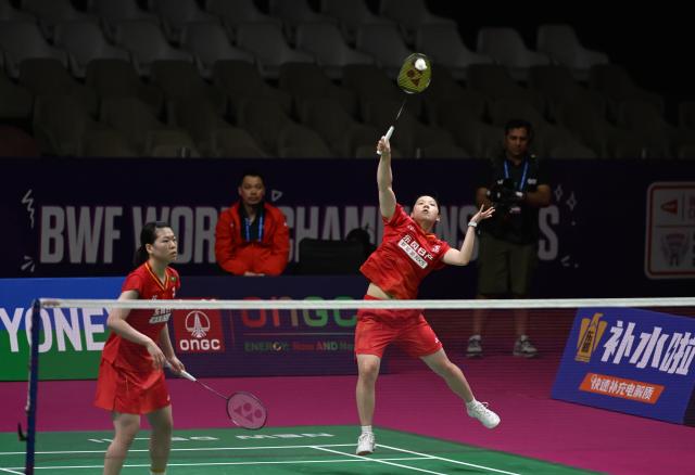 (260821) -- NEW DELHI, Aug. 21, 2026 (Xinhua) -- Luo Xumin/Li Yijing (R) compete during the women's doubles quarterfinal match between China's Luo Xumin/Li Yijing and Indonesia's Rachel Allessya Rose/Febi Setianingrun at BWF World Championships in New Delhi, India, Aug. 21, 2026. (Xinhua/Javed Dar)