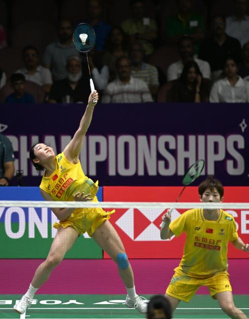 (260821) -- NEW DELHI, Aug. 21, 2026 (Xinhua) -- Jia Yifan (L)/Zhang Shuxian compete during the women's doubles quarterfinal match between Jia Yifan/Zhang Shuxian of China and Treesa Jolly/Gayatri Gopichand Pullela of India at BWF World Championships in New Delhi, India, Aug. 21, 2026. (Xinhua/Javed Dar)