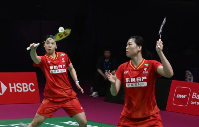 (260821) -- NEW DELHI, Aug. 21, 2026 (Xinhua) -- Luo Xumin/Li Yijing (L) compete during the women's doubles quarterfinal match between China's Luo Xumin/Li Yijing and Indonesia's Rachel Allessya Rose/Febi Setianingrun at BWF World Championships in New Delhi, India, Aug. 21, 2026. (Xinhua/Javed Dar)