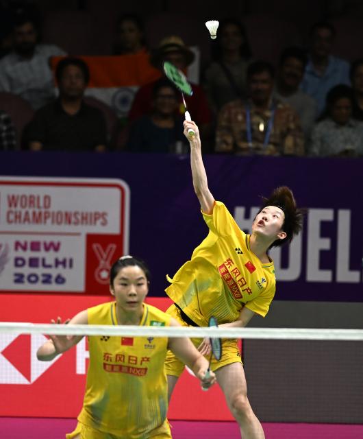 (260821) -- NEW DELHI, Aug. 21, 2026 (Xinhua) -- Jia Yifan/Zhang Shuxian (R) compete during the women's doubles quarterfinal match between Jia Yifan/Zhang Shuxian of China and Treesa Jolly/Gayatri Gopichand Pullela of India at BWF World Championships in New Delhi, India, Aug. 21, 2026. (Xinhua/Javed Dar)