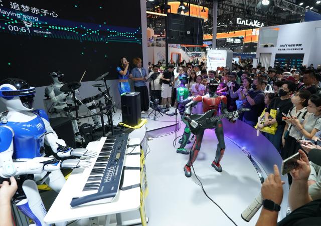 (260821) -- BEIJING, Aug. 21, 2026 (Xinhua) -- A robot band performs during the 2026 World Robot Conference in Beijing, capital of China, Aug. 20, 2026. The conference, which runs from Wednesday through Sunday, has drawn more than 300 exhibitors from 26 countries, with over 3,000 products on display, including more than 300 debuts. (Xinhua/Zhang Chenlin)