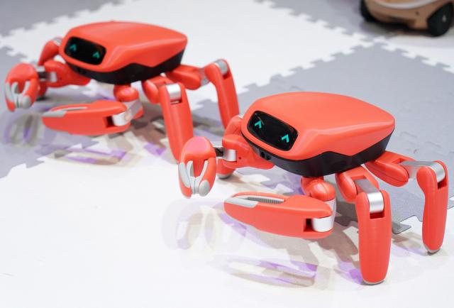 (260821) -- BEIJING, Aug. 21, 2026 (Xinhua) -- Crab-shaped robots dance during the 2026 World Robot Conference in Beijing, capital of China, Aug. 19, 2026. The conference, which runs from Wednesday through Sunday, has drawn more than 300 exhibitors from 26 countries, with over 3,000 products on display, including more than 300 debuts. (Xinhua/Zhang Chenlin)