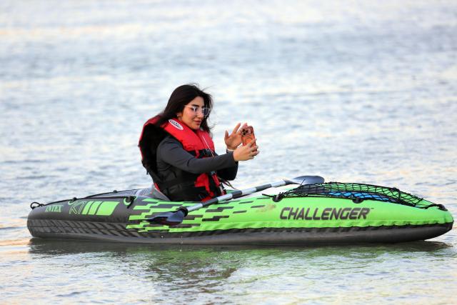 (260821) -- BAGHDAD, Aug. 21, 2026 (Xinhua) -- A woman takes a selfie on a kayak on the Tigris River in Baghdad, Iraq, Aug. 20, 2026. (Xinhua/Khalil Dawood)
