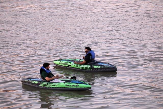 (260821) -- BAGHDAD, Aug. 21, 2026 (Xinhua) -- People paddle kayaks on the Tigris River in Baghdad, Iraq, Aug. 20, 2026. (Xinhua/Khalil Dawood)