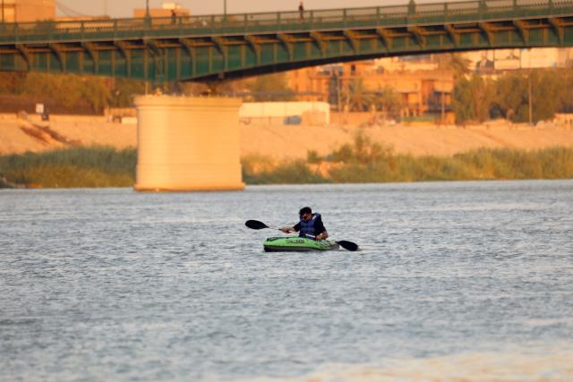 (260821) -- BAGHDAD, Aug. 21, 2026 (Xinhua) -- A man paddles a kayak on the Tigris River in Baghdad, Iraq, Aug. 20, 2026. (Xinhua/Khalil Dawood)