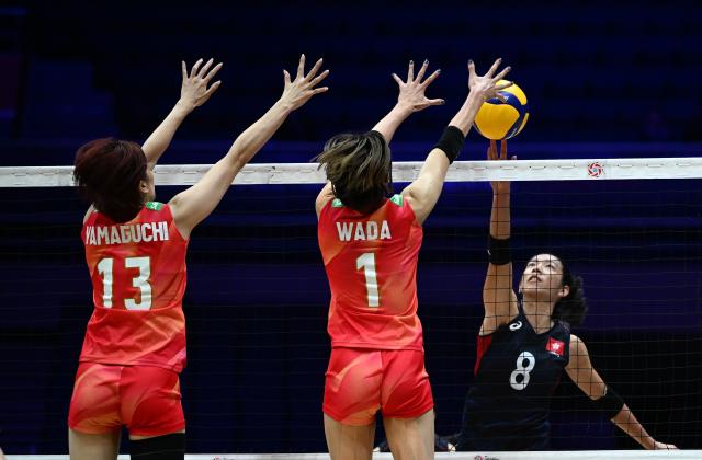 (260821) -- TIANJIN, Aug. 21, 2026 (Xinhua) -- Chim Wing Lam (R) of China's Hong Kong spikes as Wada Yukiko (C) and Yamaguchi Maki of Japan block during the pool C match between Japan and China's Hong Kong at AVC Women's Volleyball Continental Championship in Tianjin, China, Aug. 21, 2026. (Xinhua/Sun Fanyue)