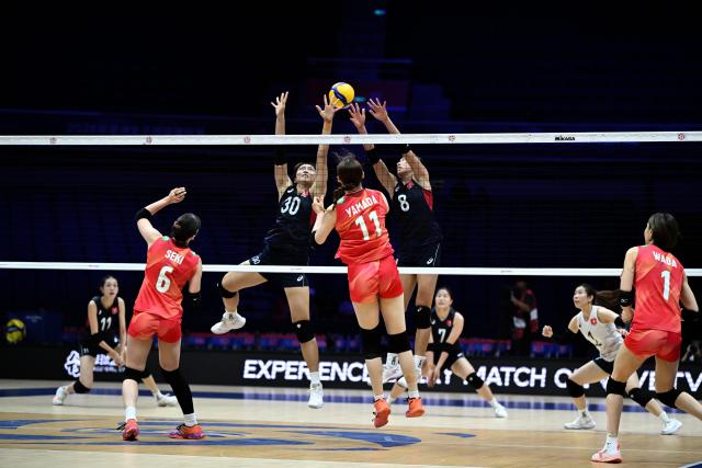 (260821) -- TIANJIN, Aug. 21, 2026 (Xinhua) -- Yim Wing Ni (3rd L) and Chim Wing Lam (4th R) of China's Hong Kong compete during the pool C match between Japan and China's Hong Kong at AVC Women's Volleyball Continental Championship in Tianjin, China, Aug. 21, 2026. (Xinhua/Sun Fanyue)