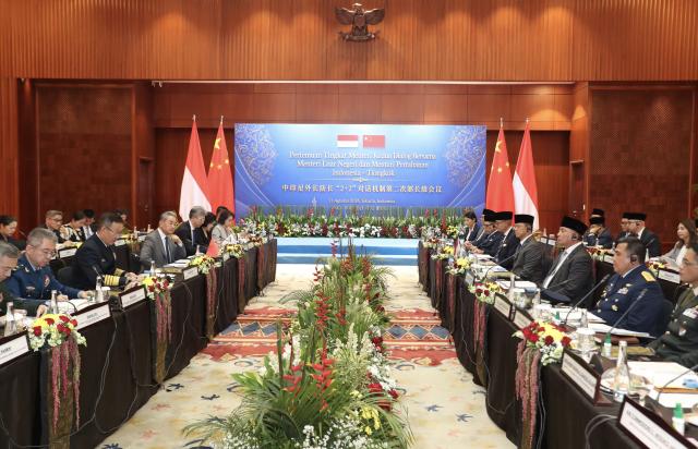 (260821) -- JAKARTA, Aug. 21, 2026 (Xinhua) -- The Second Ministerial Meeting of China-Indonesia Joint Foreign and Defense Ministerial Dialogue is held in Jakarta, Indonesia, Aug. 21, 2026. Chinese Foreign Minister Wang Yi and Defense Minister Dong Jun co-chaired the meeting with Indonesian Foreign Minister Sugiono and Defense Minister Sjafrie Sjamsoeddin. (Xinhua/Cen Yunpeng)
