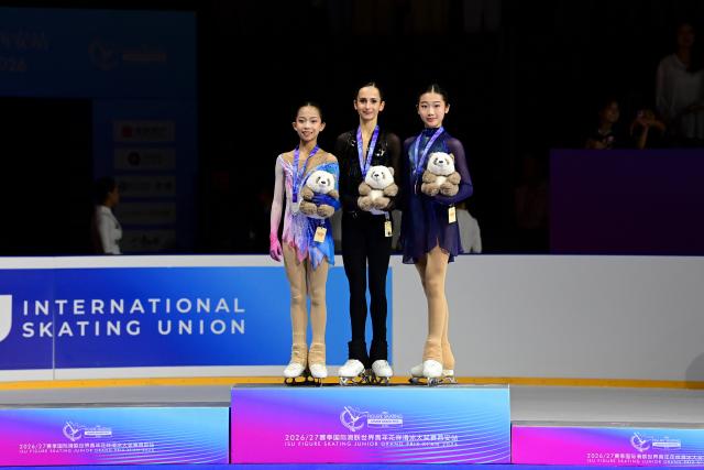 (260821) -- XI'AN, Aug. 21, 2026 (Xinhua) -- Gold medalist Sofiia Dzepka (C) of AIN (Individual Neutral Athlete), silver medalist Liu Yuxuan (L) of China and bronze medalist Jin Shuxian of China pose for a photo during the awarding ceremony for junior women at ISU Figure Skating Junior Grand Prix Xi'an 2026 in Xi'an, northwest China's Shaanxi Province, Aug. 21, 2026. (Xinhua/Zou Jingyi)