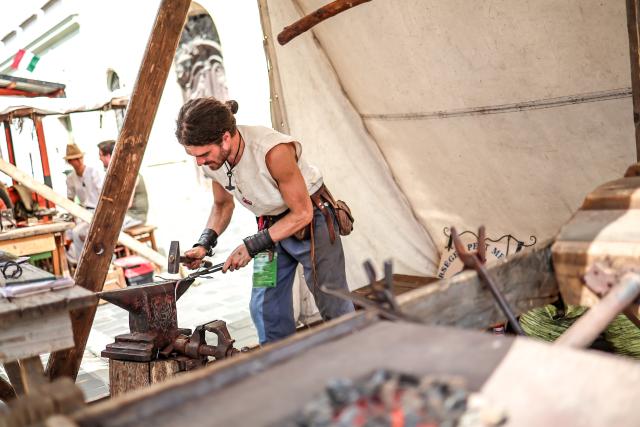(260821) -- BUDAPEST, Aug. 21, 2026 (Xinhua) -- A craftsman demonstrates blacksmithing techniques during the Festival of Folk Arts at Buda Castle in Budapest, Hungary, Aug. 21, 2026. The annual festival showcases traditional Hungarian crafts and folk art as part of the celebration of Hungarian cultural heritage. (Photo by David Balogh/Xinhua)