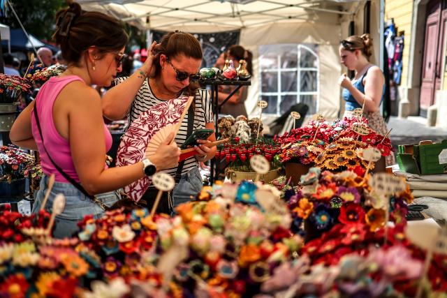 (260821) -- BUDAPEST, Aug. 21, 2026 (Xinhua) -- People visit the Festival of Folk Arts at Buda Castle in Budapest, Hungary, Aug. 21, 2026. The annual festival showcases traditional Hungarian crafts and folk art as part of the celebration of Hungarian cultural heritage. (Photo by David Balogh/Xinhua)