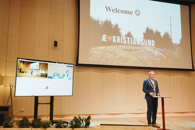 (260821) -- KRISTIANSUND, Aug. 21, 2026 (Xinhua) -- Kristiansund Mayor Kjell Neergaard speaks at an overseas session of the 2026 China International Fair for Trade in Services (CIFTIS) held in Kristiansund, western Norway, on Aug. 21, 2026. An overseas session of the 2026 China International Fair for Trade in Services (CIFTIS) and Kristiansund Open Day were held Friday in the coastal city of Kristiansund in western Norway.
TO GO WITH "Overseas session of 2026 CIFTIS held in Kristiansund, Norway" (Photo by Zhang Yuliangtonglian/Xinhua)
