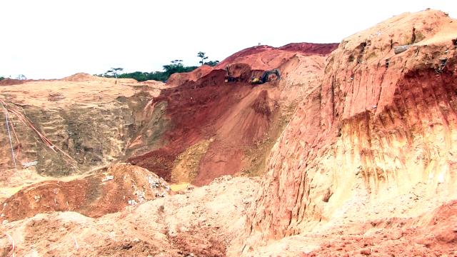 (260821) -- ZAMBOYE, Aug. 21, 2026 (Xinhua) -- This video screenshot taken on Aug. 19, 2026 shows part of the collapsed ground at the Zamboye mining site, in the Central African Republic. More than 100 miners were killed Tuesday after a gold mine caved in at a border village between Cameroon and the Central African Republic (CAR), Cameroonian officials and local media have said. Gregoire Mvongo, governor of Cameroon's East Region, which borders CAR, said Wednesday that the collapse happened around 2:00 p.m. local time in the village of Zamboye. (Xinhua)