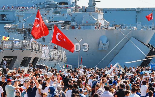 (260821) -- KOCAELI, Aug. 21, 2026 (Xinhua) -- People visit the Teknofest Blue Homeland 2026, a defense and technology festival centered on naval capabilities, at the Golcuk Naval Shipyard Command in Kocaeli, Türkiye, on Aug. 21, 2026. (Mustafa Kaya/Handout via Xinhua)