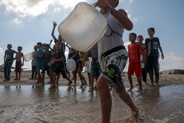 (260821) -- GAZA, Aug. 21, 2026 (Xinhua) -- Children play in a swimming event, with around 1,300 children participating, at a beach in Khan Younis, southern Gaza Strip, on Aug. 21, 2026. (Photo by Rizek Abdeljawad/Xinhua)