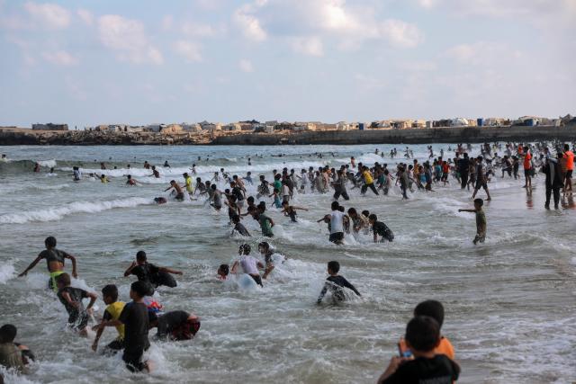 (260821) -- GAZA, Aug. 21, 2026 (Xinhua) -- Children play in a swimming event, with around 1,300 children participating, at a beach in Khan Younis, southern Gaza Strip, on Aug. 21, 2026. (Photo by Rizek Abdeljawad/Xinhua)