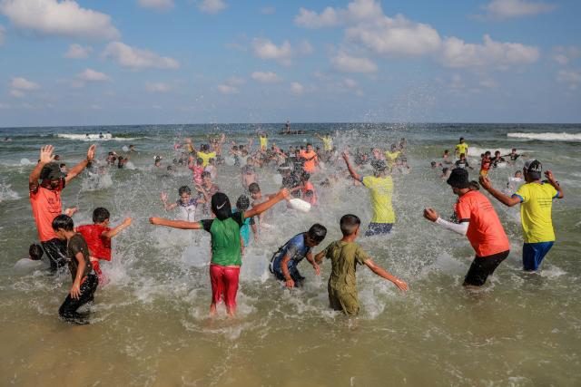 (260821) -- GAZA, Aug. 21, 2026 (Xinhua) -- Children play in a swimming event, with around 1,300 children participating, at a beach in Khan Younis, southern Gaza Strip, on Aug. 21, 2026. (Photo by Rizek Abdeljawad/Xinhua)