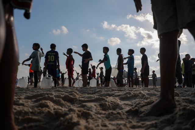 (260821) -- GAZA, Aug. 21, 2026 (Xinhua) -- Children play in a swimming event, with around 1,300 children participating, at a beach in Khan Younis, southern Gaza Strip, on Aug. 21, 2026. (Photo by Rizek Abdeljawad/Xinhua)