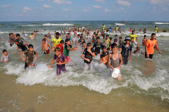 (260821) -- GAZA, Aug. 21, 2026 (Xinhua) -- Children play in a swimming event, with around 1,300 children participating, at a beach in Khan Younis, southern Gaza Strip, on Aug. 21, 2026. (Photo by Rizek Abdeljawad/Xinhua)