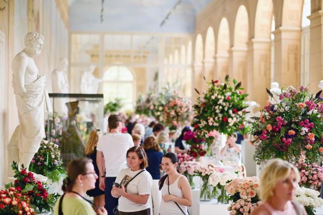 (260822) -- WARSAW, Aug. 22, 2026 (Xinhua) -- People visit the 42nd Royal Rose Exhibition at Royal Lazienki Park in Warsaw, Poland, on Aug. 21, 2026. The exhibition is held from Aug. 21 to 23 at Royal Lazienki Park, showcasing roses and floral arrangements from around the world. (Photo by Alexey Vitvitsky/Xinhua)