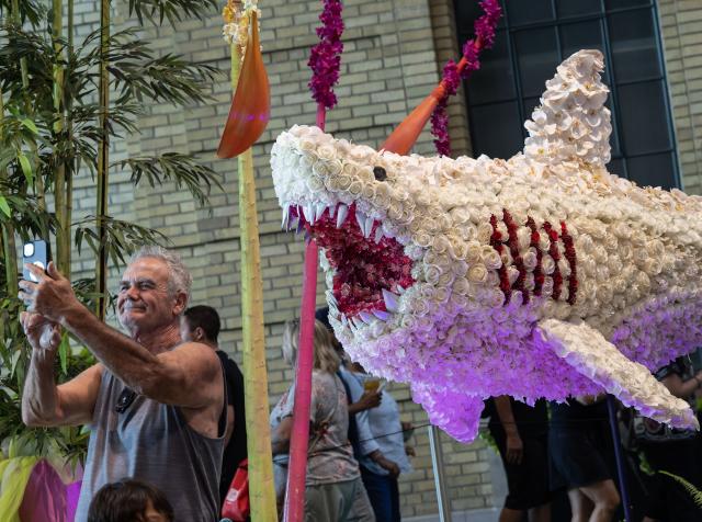 (260822) -- TORONTO, Aug. 22, 2026 (Xinhua) -- A man takes a selfie with a floral installation on display at the 2026 Canadian National Exhibition (CNE) in Toronto, Canada, on Aug. 21, 2026. As one of the largest community events in Canada, the annual event runs from Aug. 21 to Sept. 7. (Photo by Zou Zheng/Xinhua)