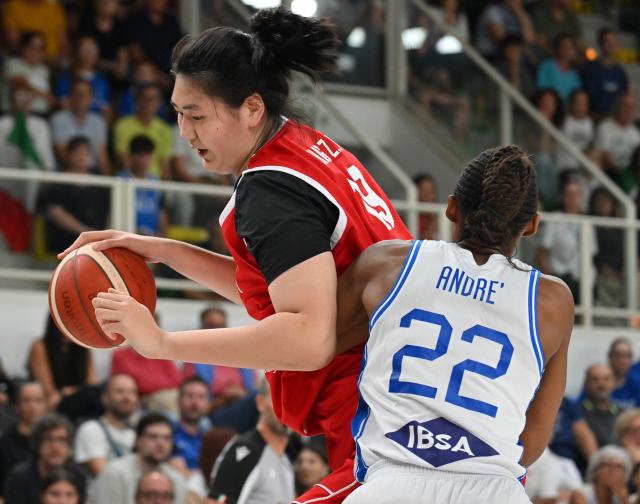 (260822) -- TRENTO, Aug. 22, 2026 (Xinhua) -- Zhang Ziyu (L) of China vies with Olbis Andre of Italy during a women's basketball friendly match between Italy and China in Trento, Italy, Aug. 21, 2026. (Photo by Alberto Lingria/Xinhua)