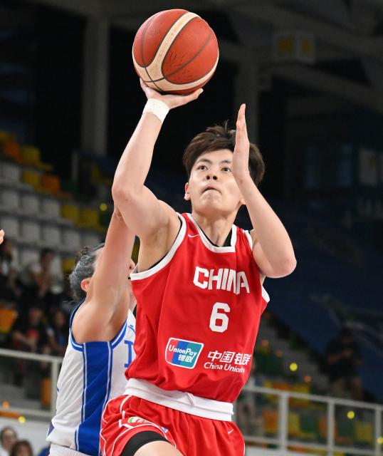 (260822) -- TRENTO, Aug. 22, 2026 (Xinhua) -- Yang Shuyu (R) of China goes for a layup during a women's basketball friendly match between Italy and China in Trento, Italy, Aug. 21, 2026. (Photo by Alberto Lingria/Xinhua)