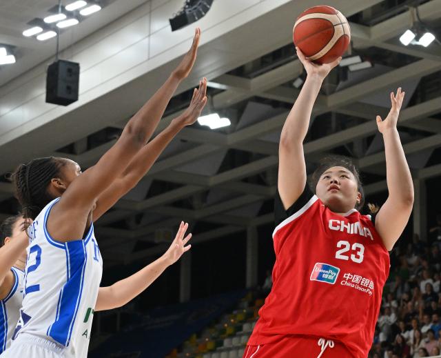 (260822) -- TRENTO, Aug. 22, 2026 (Xinhua) -- Liu Yutong (R) of China shoots during a women's basketball friendly match between Italy and China in Trento, Italy, Aug. 21, 2026. (Photo by Alberto Lingria/Xinhua)