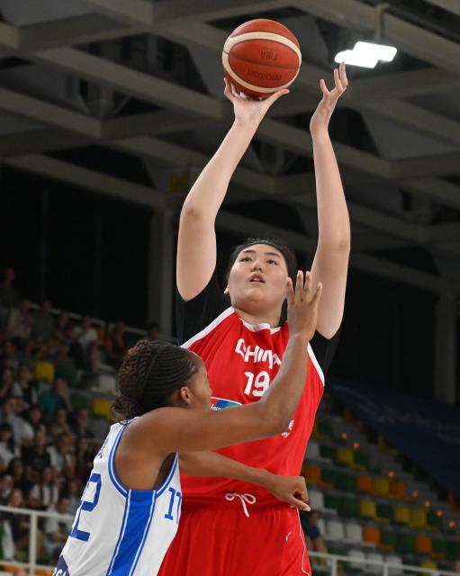 (260822) -- TRENTO, Aug. 22, 2026 (Xinhua) -- Zhang Ziyu (R) of China shoots during a women's basketball friendly match between Italy and China in Trento, Italy, Aug. 21, 2026. (Photo by Alberto Lingria/Xinhua)