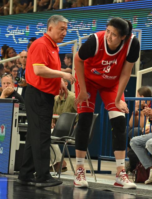 (260822) -- TRENTO, Aug. 22, 2026 (Xinhua) -- China's head coach Gong Luming (L) communicates with Zhang Ziyu of China during a women's basketball friendly match between Italy and China in Trento, Italy, Aug. 21, 2026. (Photo by Alberto Lingria/Xinhua)