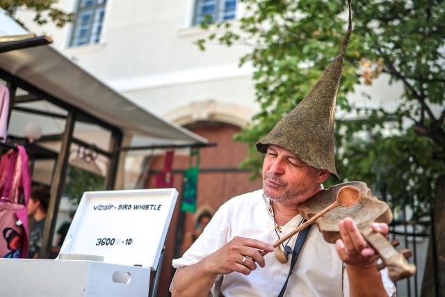 (260822) -- BEIJING, Aug. 22, 2026 (Xinhua) -- An artist performs during the Festival of Folk Arts at Buda Castle in Budapest, Hungary, Aug. 21, 2026. The annual festival showcases traditional Hungarian crafts and folk art as part of the celebration of Hungarian cultural heritage. (Photo by David Balogh/Xinhua)