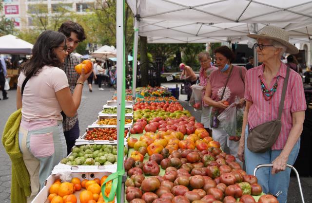 (260822) -- NEW YORK, Aug. 22, 2026 (Xinhua) -- People shop at a farmers market in New York, the United States, on Aug. 21, 2026. (Xinhua/Zhang Fengguo)