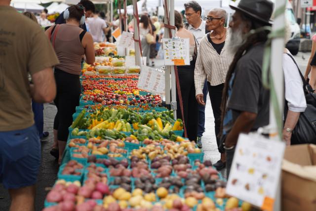 (260822) -- NEW YORK, Aug. 22, 2026 (Xinhua) -- People shop at a farmers market in New York, the United States, on Aug. 21, 2026. (Xinhua/Zhang Fengguo)