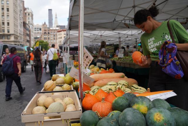 (260822) -- NEW YORK, Aug. 22, 2026 (Xinhua) -- A woman shops for produce at a farmers market in New York, the United States, on Aug. 21, 2026. (Xinhua/Zhang Fengguo)