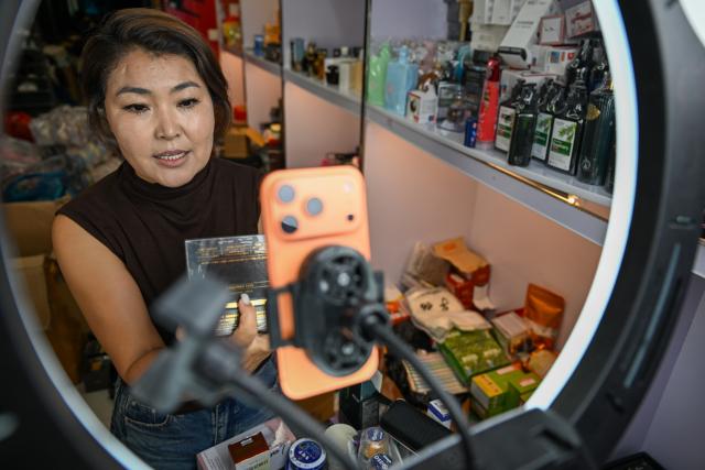 (260822) -- HORGOS, Aug. 22, 2026 (Xinhua) -- A live-streamer from Kazakhstan promotes cosmetic products at Yiwu International Business Trade Mall of the China-Kazakhstan Horgos International Border Cooperation Center in Horgos, northwest China's Xinjiang Uygur Autonomous Region, Aug. 21, 2026. In recent years, Horgos, an important gateway to Central Asia, has harnessed the geographic, logistics and commodity advantages of the Horgos Area of China (Xinjiang) Pilot Free Trade Zone and the China-Kazakhstan Horgos International Border Cooperation Center and fostered a new form of cross-border e-commerce business featuring foreign live-streamers. (Xinhua/Ding Lei)