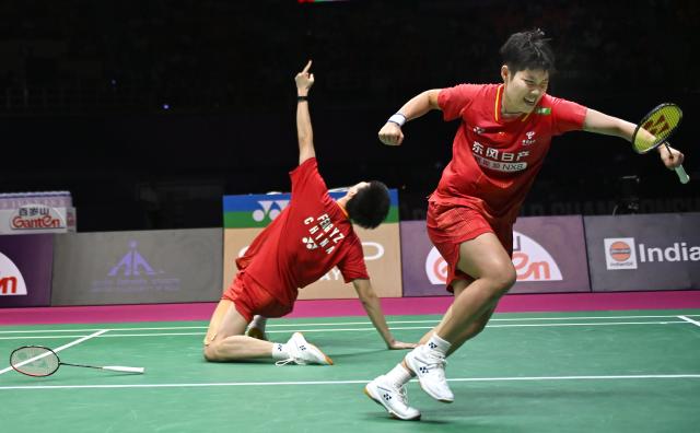 (260822) -- NEW DELHI, Aug. 22, 2026 (Xinhua) -- Feng Yanzhe (L)/Huang Dongping celebrate after winning the mixed doubles semifinal match between China's Feng Yanzhe/Huang Dongping and Amri Syahnawi/Nita Violina Marwah of Indonesia at BWF World Championships in New Delhi, India, Aug. 22, 2026. (Xinhua/Javed Dar)