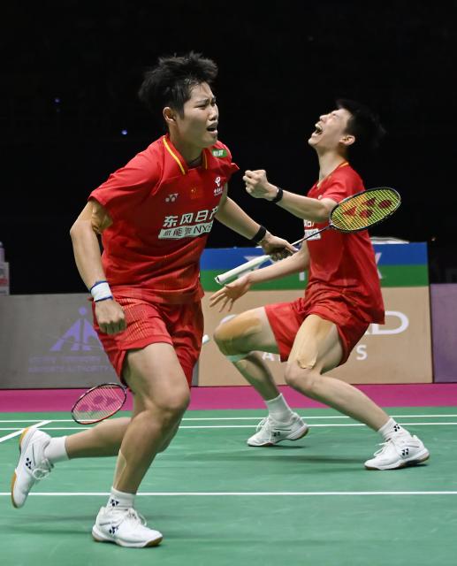 (260822) -- NEW DELHI, Aug. 22, 2026 (Xinhua) -- Feng Yanzhe (R)/Huang Dongping celebrate after winning the mixed doubles semifinal match between China's Feng Yanzhe/Huang Dongping and Amri Syahnawi/Nita Violina Marwah of Indonesia at BWF World Championships in New Delhi, India, Aug. 22, 2026. (Xinhua/Javed Dar)