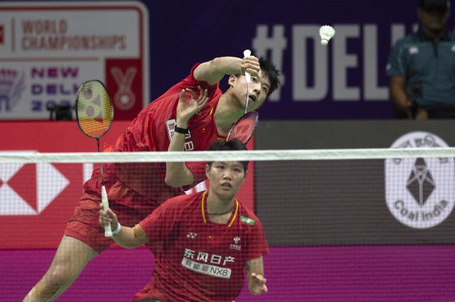 (260822) -- NEW DELHI, Aug. 22, 2026 (Xinhua) -- Feng Yanzhe (top)/Huang Dongping compete during the mixed doubles semifinal match between China's Feng Yanzhe/Huang Dongping and Amri Syahnawi/Nita Violina Marwah of Indonesia at BWF World Championships in New Delhi, India, Aug. 22, 2026. (Xinhua/Javed Dar)